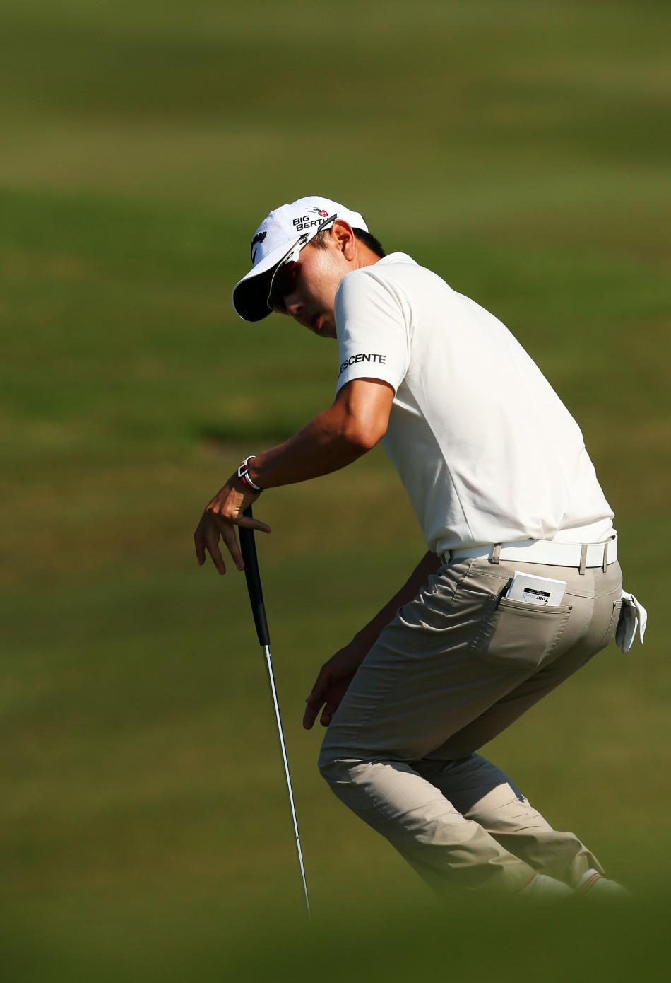 巴巴·沃森的粉色一号木杆头在击球瞬间与白色小球形成鲜明对比，展现了力量与个性在赛场上的独特融合。