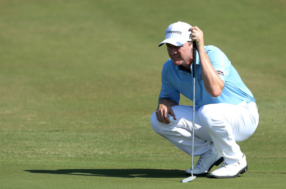 韩国球员裴尚牟在比赛中凝神准备，展现了国际球员在高尔夫世界舞台上日益重要的角色与专注风采。