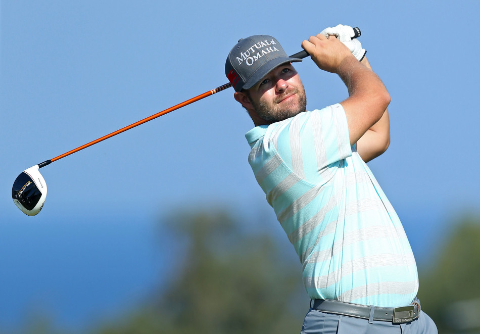 简森·戴伊在球道上躬身观察小球的飞行与落点，表情专注，体现了顶级球员对每一击的细致考量。