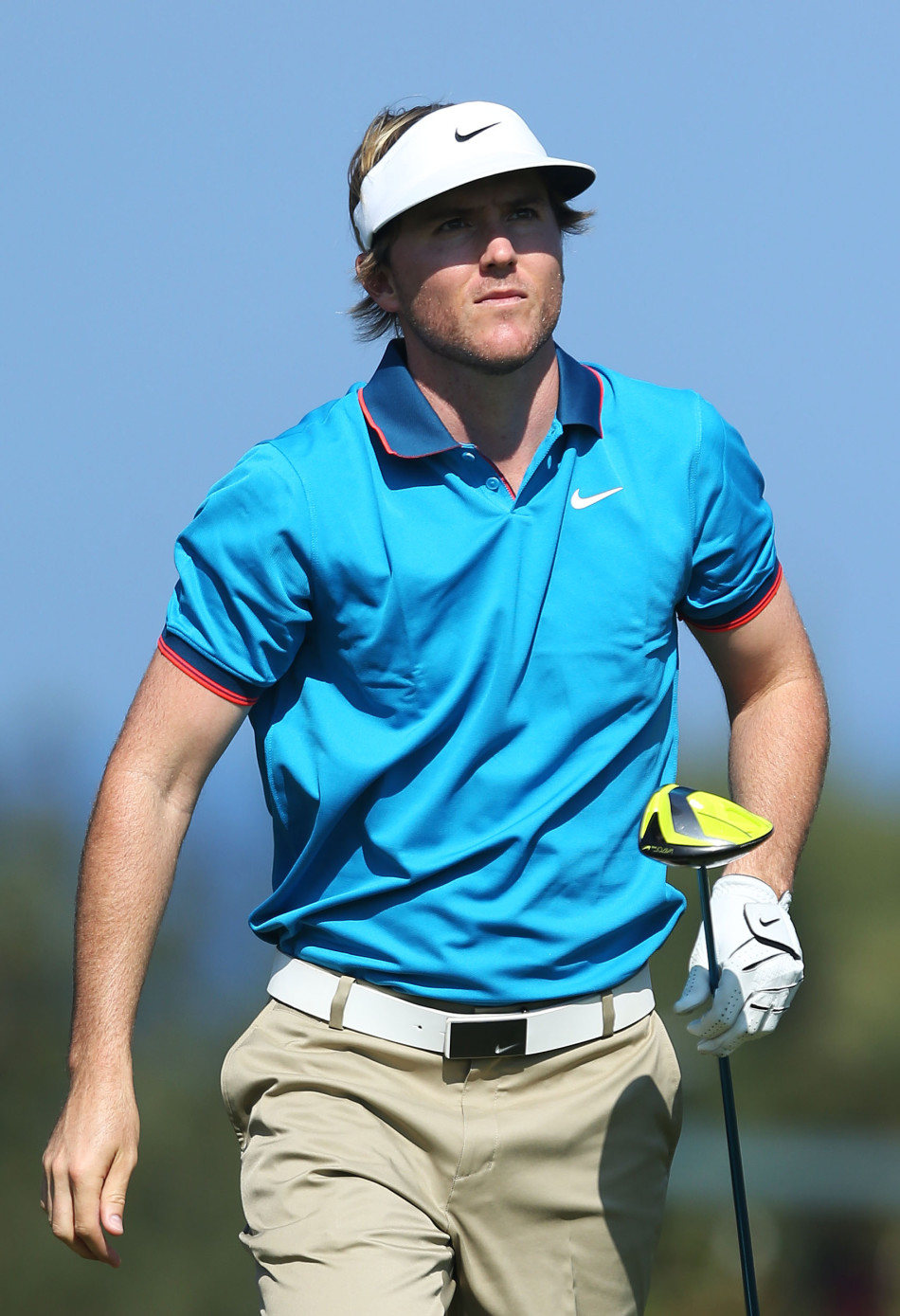 帕特里克·瑞德在奥古斯塔的果岭旁，以标志性的犀利目光审视推杆线路，全神贯注的姿态仿佛隔绝了外界一切喧嚣。