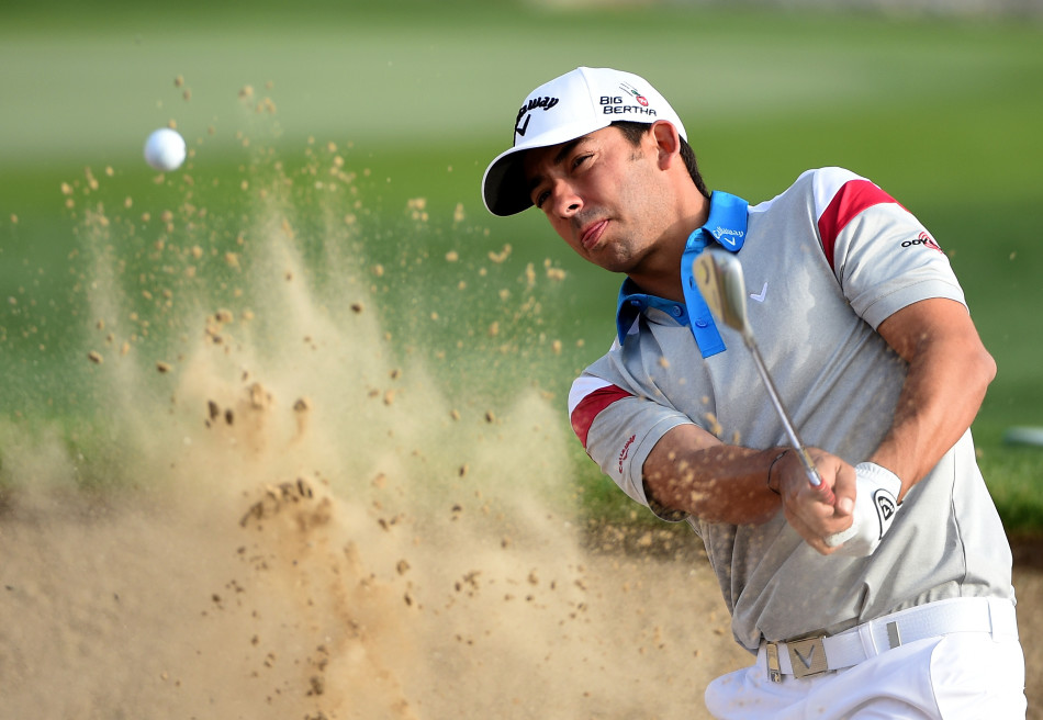 西班牙球员拉拉扎巴尔在沙坑中全神贯注地准备关键一击，沙坑壁的弧度考验着他精湛的救球技巧。