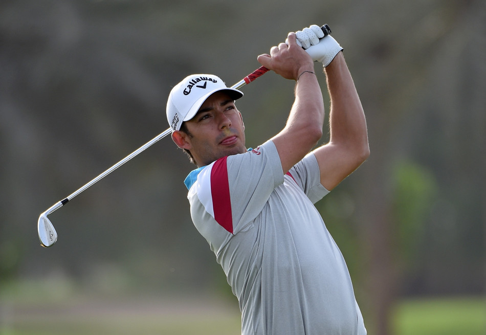 拉拉扎巴尔完成一次流畅挥杆后的收杆瞬间，身体姿态平衡而优雅，彰显出职业运动员的强大控制力。