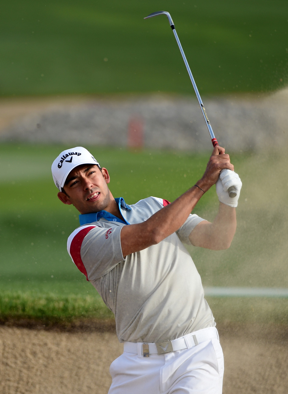 果岭上推杆的紧张时刻，球手屏息凝神，小球滚动的轨迹将决定该洞的成败。