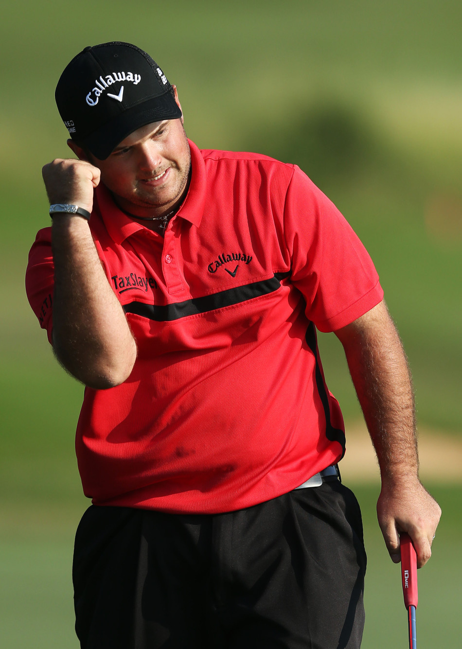 赖恩·摩尔完成击球后流畅而完整的收杆动作，身体姿态舒展平衡，宛如一座精心设计的雕塑。