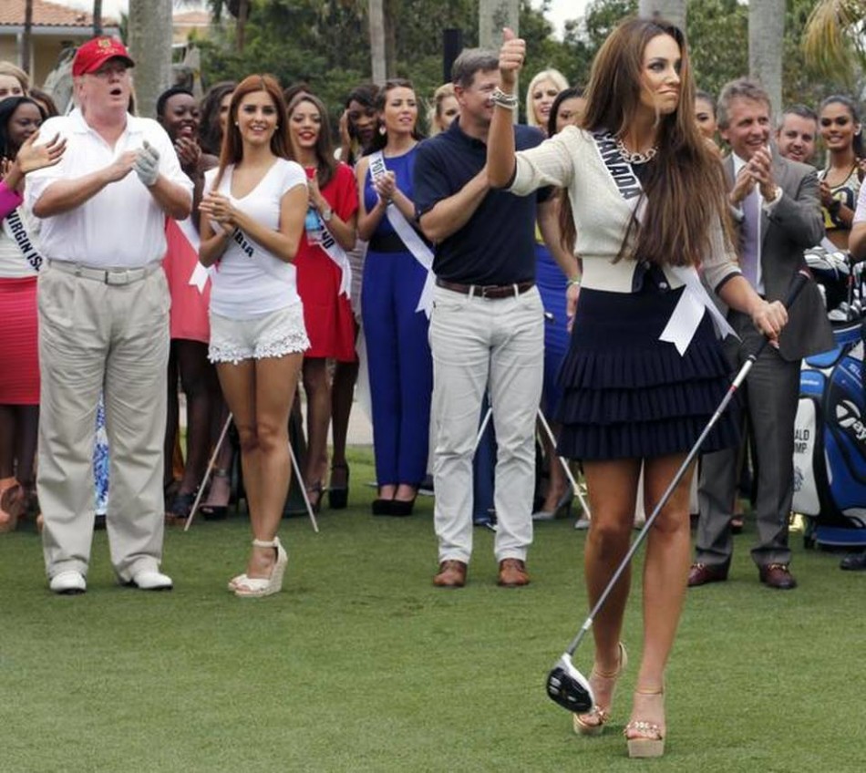 两位佳丽并肩站在发球台上，其中一位正进行上杆，裙摆随风微扬，展现出力量与柔美结合的瞬间。