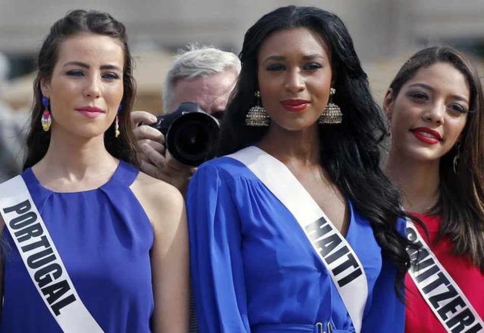 数位环球小姐佳丽齐聚高尔夫果岭，背景是蓝天与球场，她们正轻松交谈，画面宛如时尚大片。