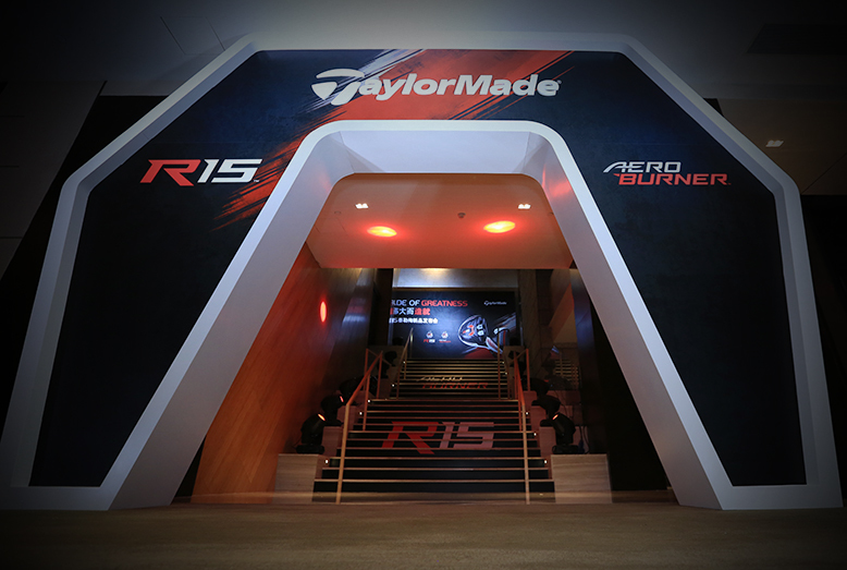 中国高尔夫新星窦泽成在练习场聚精会神地试打全新泰勒梅R15一号木，姿态专业，引人注目。