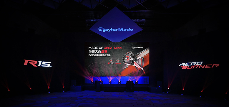 发布会现场，众多高尔夫爱好者与专业人士齐聚泰勒梅新品展示区，近距离观赏并热烈讨论R15与AeroBurner球杆。