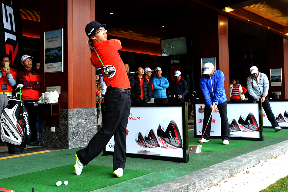 一位高尔夫爱好者正在全神贯注地试打AeroBurner球道木，体验其空气动力学设计带来的速度与激情。