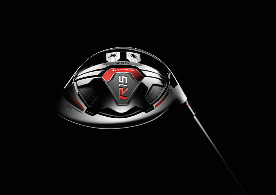 泰勒梅R15一号木杆头底部特写，清晰展示其标志性的白色冠部与精密复杂的双轨配重滑槽，彰显工程艺术。