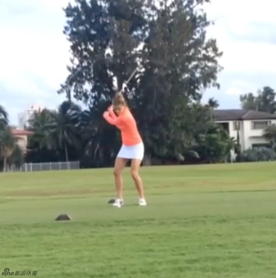 蓝天绿草间，妮娜阿格戴尔完成一次完美上杆，身姿舒展如弓，金发随风扬起。