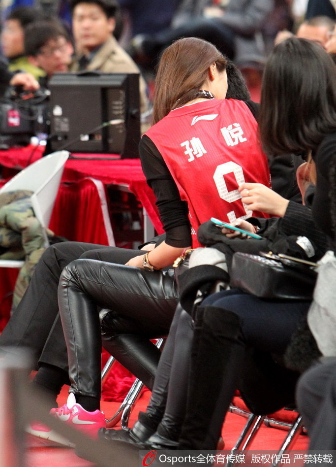 2015年CBA全明星 陈露身着丈夫球衣观战