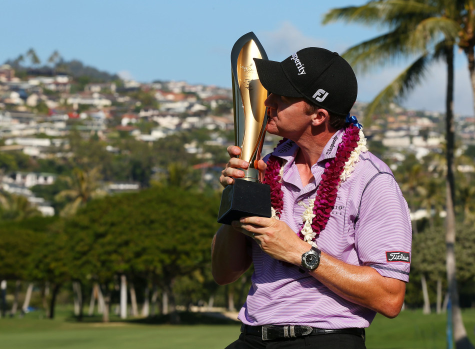 沃克尔深情亲吻来之不易的冠军奖杯,瞬间的荣耀凝聚了所有汗水。