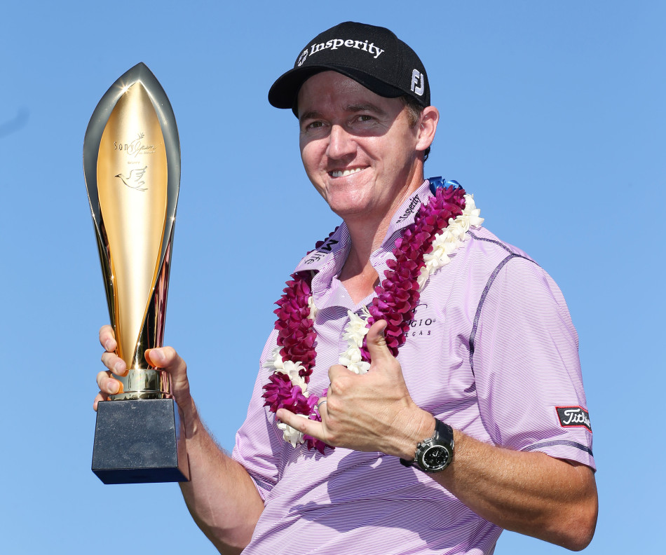 沃克尔与爱妻在众人注视下幸福拥吻,爱是冠军旅程中最温暖的港湾。