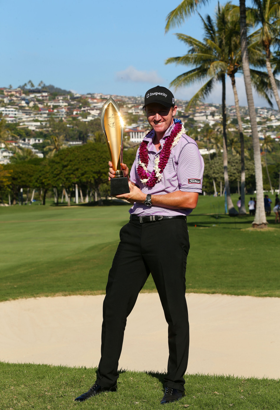 沃克尔一手搂着妻子,一手抱着孩子,全家福的笑容比奖杯更灿烂。