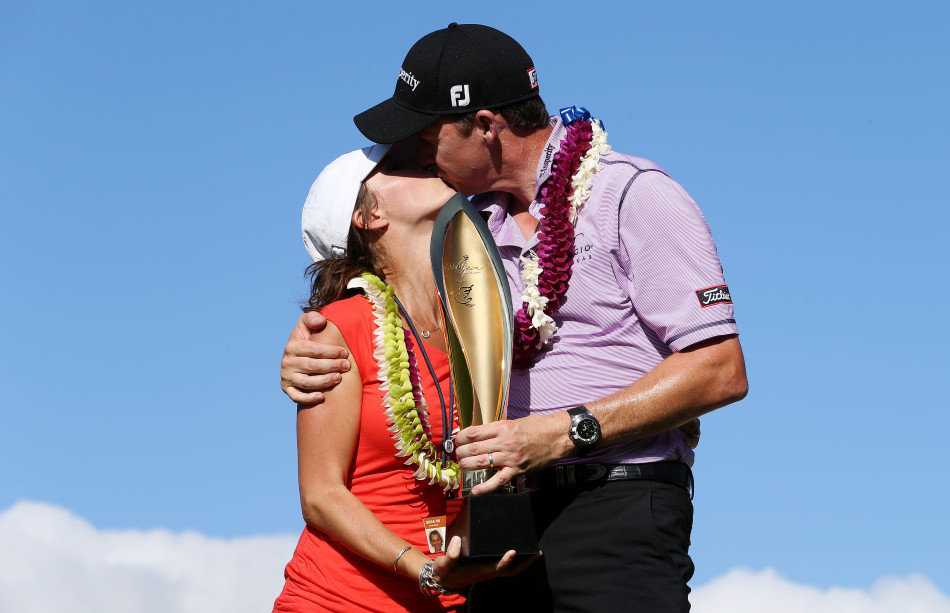 沃克尔将孩子高高举起,下一代在他的肩头看到了冠军的视野与未来。