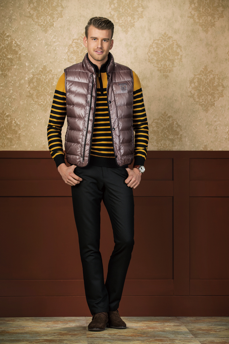 模特身着简约精致的卡其色休闲裤与浅蓝色针织衫，漫步于林间小道，尽显从容闲适的午后时光