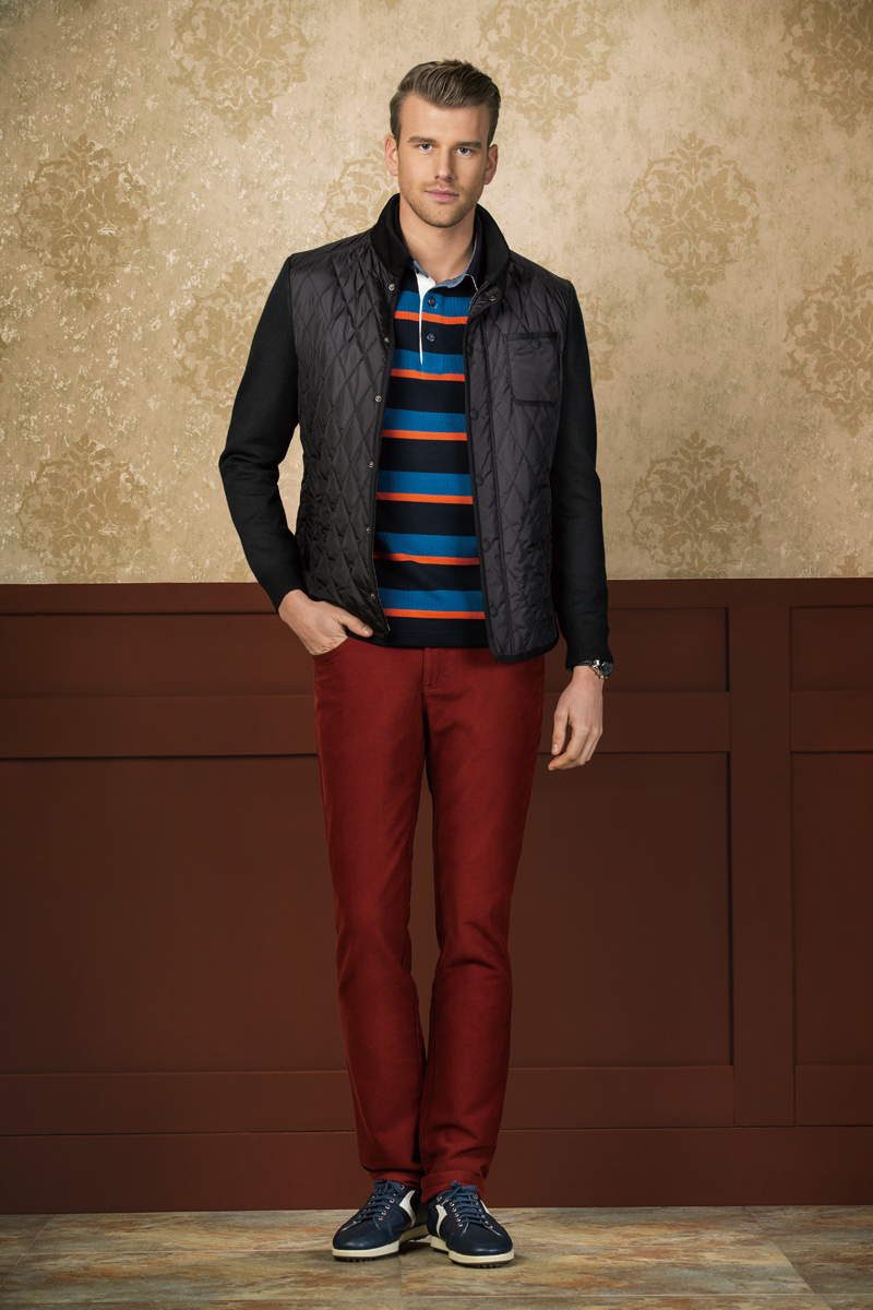 商务休闲风格的男士外套与西裤搭配，立于现代都市背景前，诠释了职场精英的摩登运动风尚