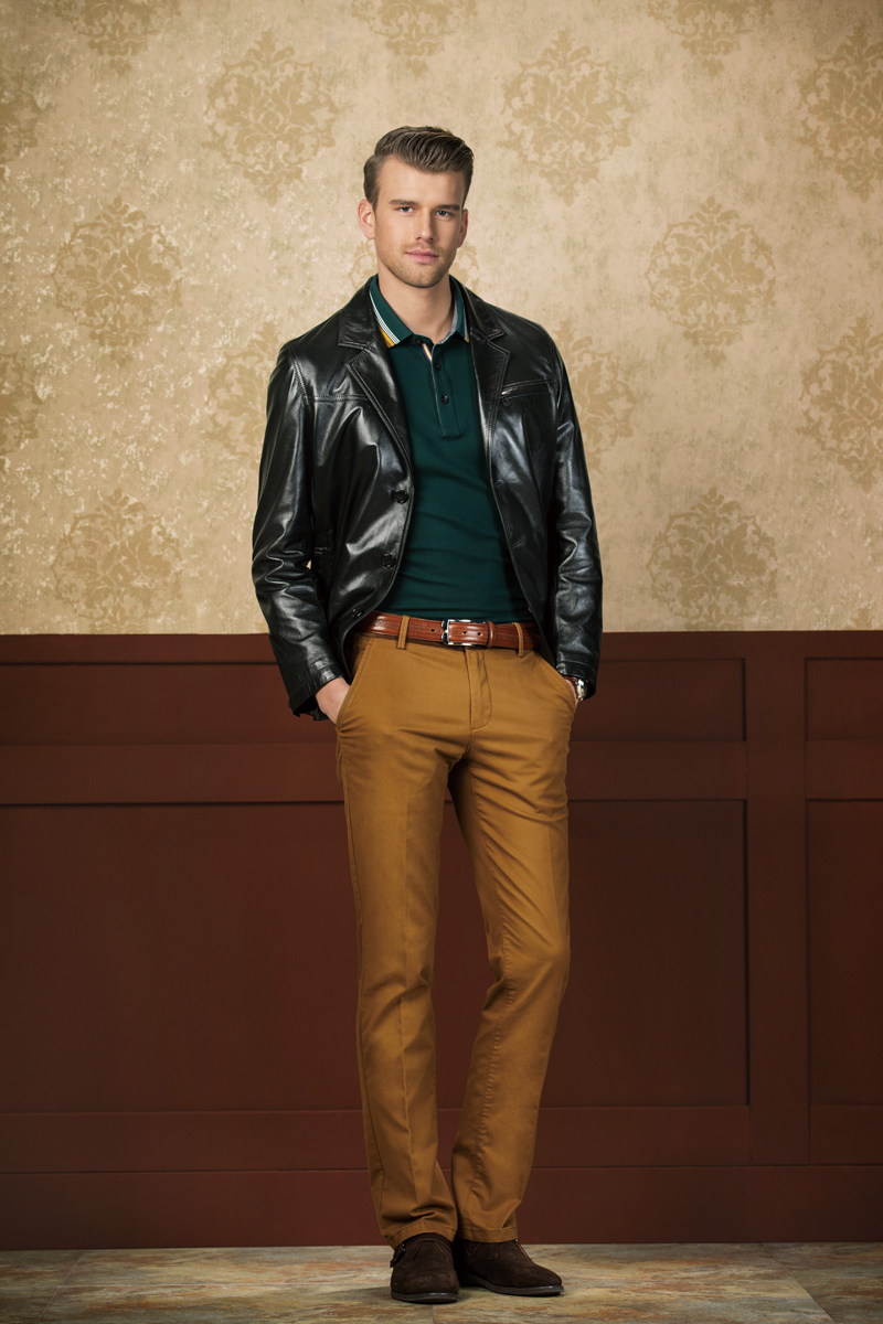 一组经典 Polo 衫与时尚休闲裤的搭配静物陈列，在柔和光线下质感非凡，诉说低调的奢华