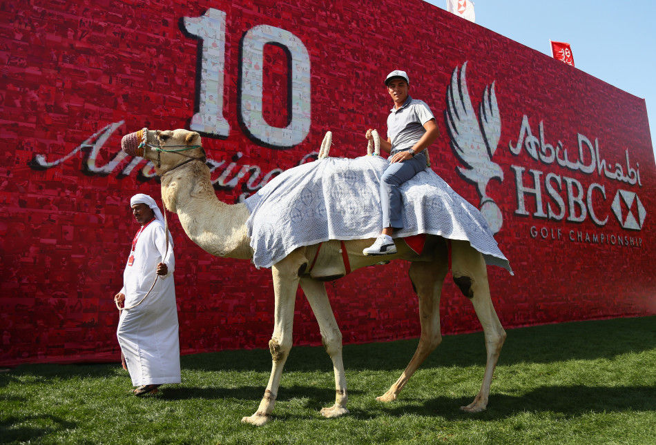 瑞奇·福勒面带微笑,在球迷的注视下准备踏上骆驼,开启他的沙漠坐骑初体验。
