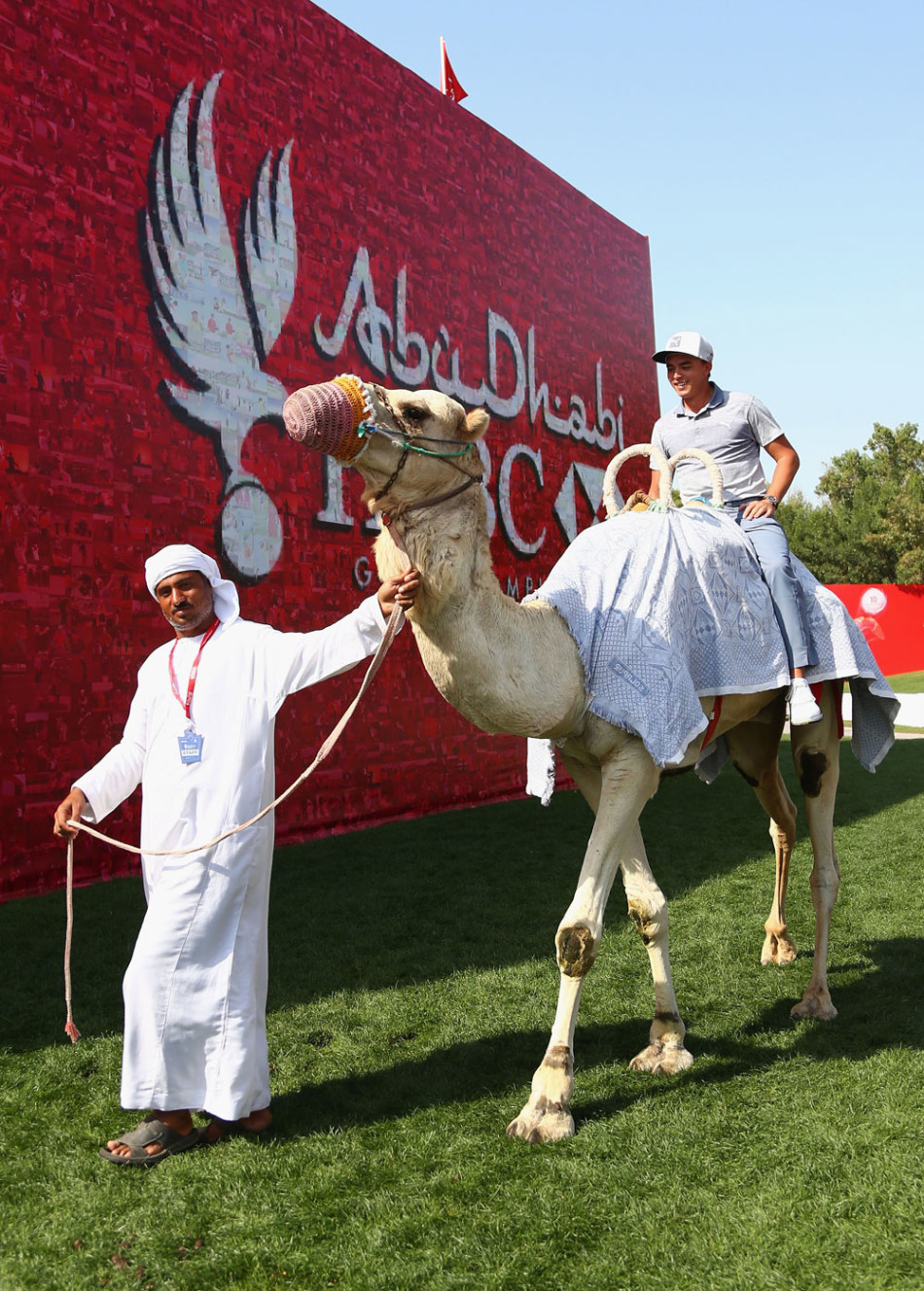 体验结束后,福勒站在骆驼旁,与它亲密合影,笑容灿烂,为这次独特的文化交流画上圆满句号。