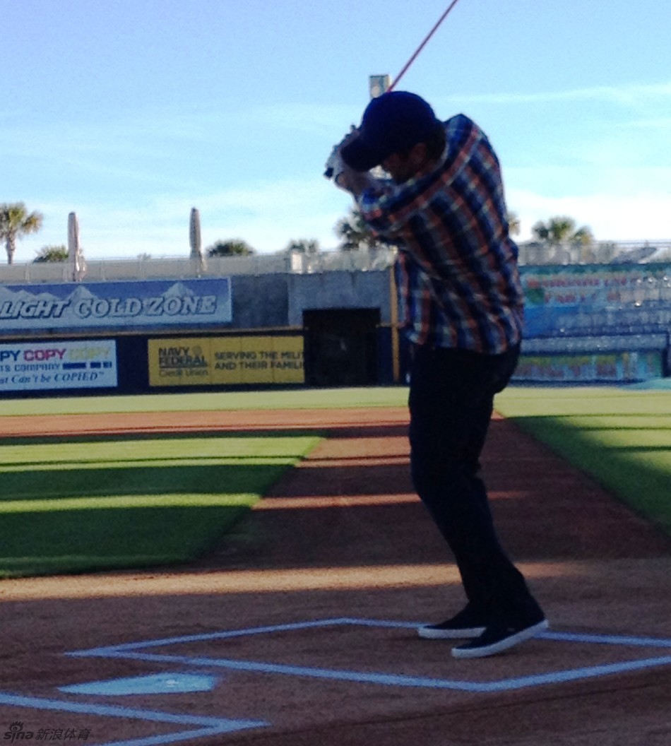 巴巴·沃森在棒球场上以打高尔夫的标准姿势潇洒挥杆，上演跨界一击，画面充满趣味与张力。