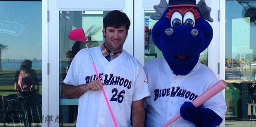 巴巴·沃森标志性的粉红色高尔夫一号木球杆特写，象征着他在高球界的独特个性与卓越成就。