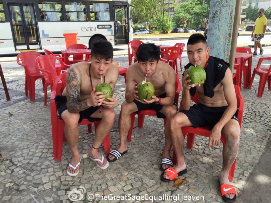 王大雷晒与队友肌肉照_高清图集_新浪网