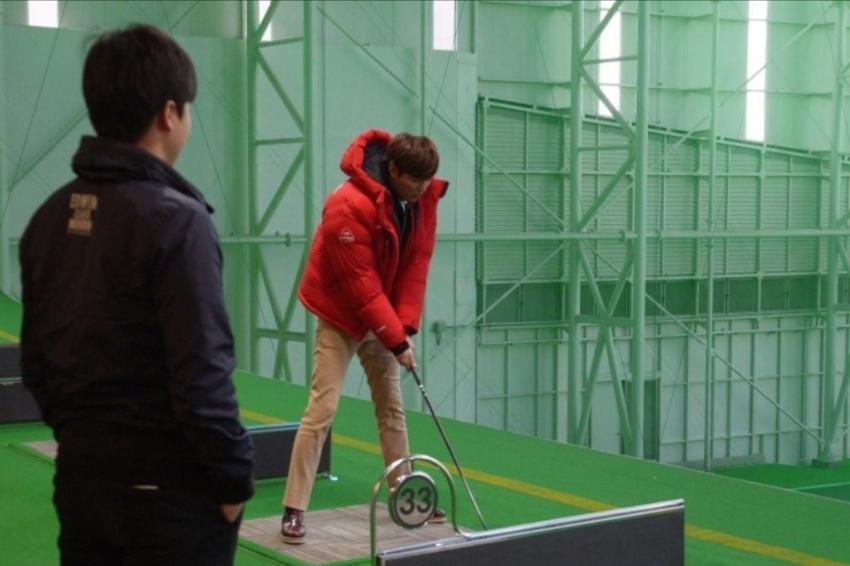 李敏镐手持球杆凝神静立，在练习场上展现出标准而专注的预备站姿