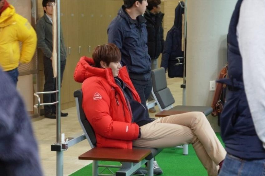 李敏镐面带微笑走在球场小径，神情轻松尽享悠闲时光