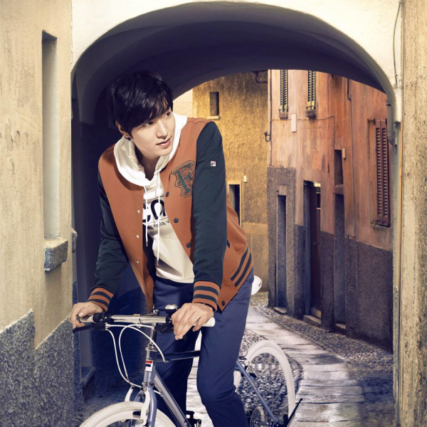 李敏镐轻松拎着球包准备登上球车，开启下一段球场旅程