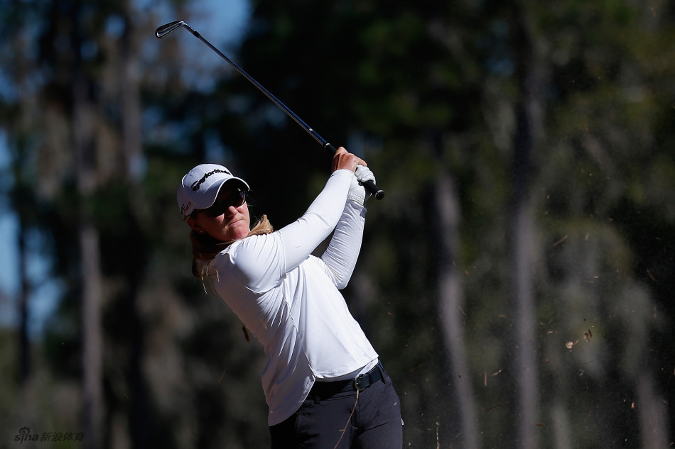 魏圣美果岭边精细切杆，神情专注手感轻柔