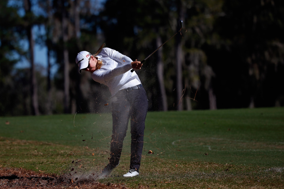 高宝璟优雅全挥杆，动作流畅一气呵成
