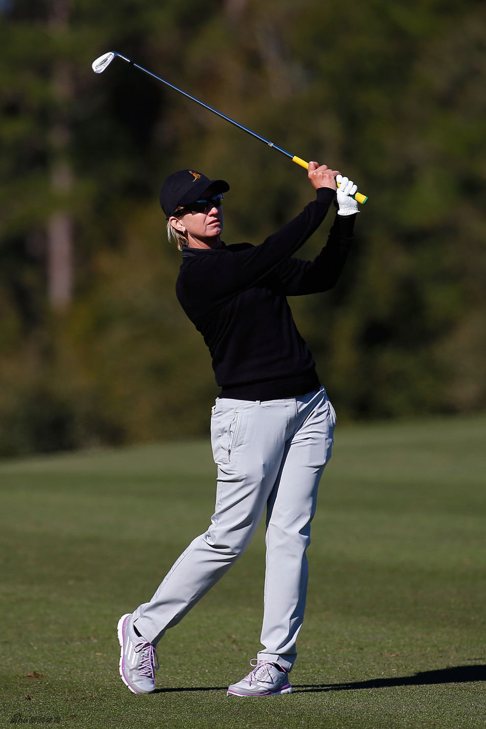 林希妤开球前凝神准备，站位沉稳蓄势待发