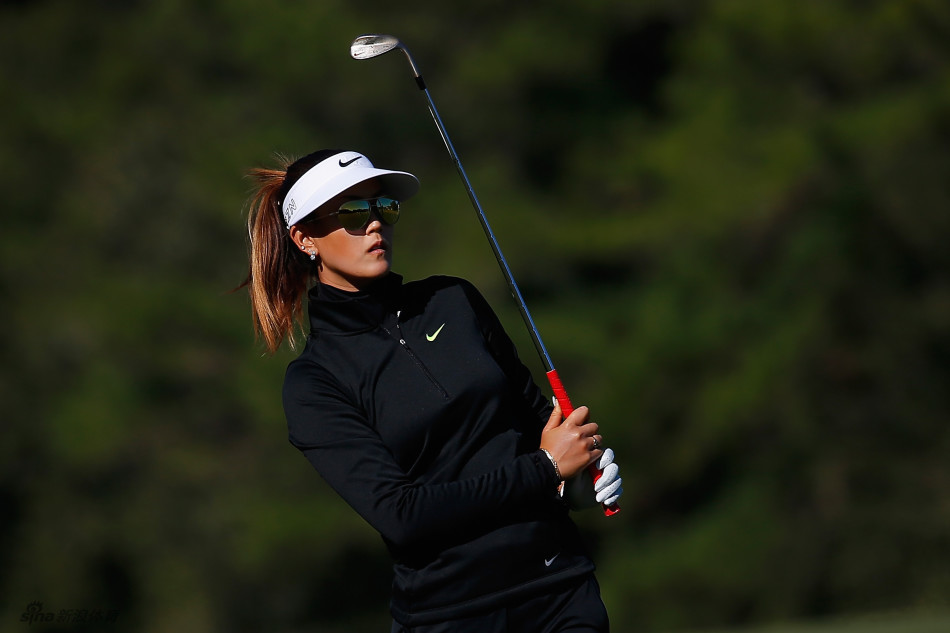 魏圣美飒爽亮相，时尚墨镜难掩巨星锋芒