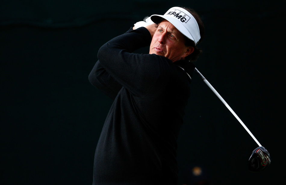 成群的观众密密麻麻围站在第十六洞果岭周边,形成壮观的人墙,共同见证即将诞生的关键一击。