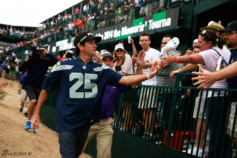 巴巴·沃森以标志性的粉色球杆傲立开球台,身后是屏息以待的观众,一场关于力量与精准的表演即将在第十六洞上演。