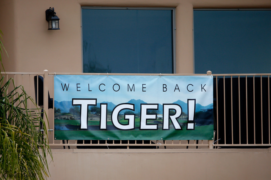 霍夫曼侧身凝视果岭,目光如炬地分析推杆线路,阳光在他身后拉出长长的影子,静谧中充满计算的力量。