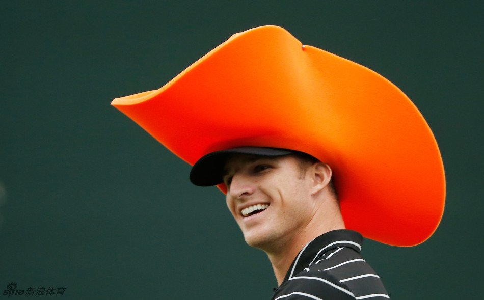 经典第十六洞全景,湛蓝的水障碍像宝石般镶嵌在球道旁,宁静的风景下暗藏着决定冠军归属的惊涛骇浪。