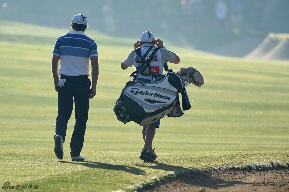 高尔夫球划过天空的优美弧线，背景是蓝天白云与球场绿树