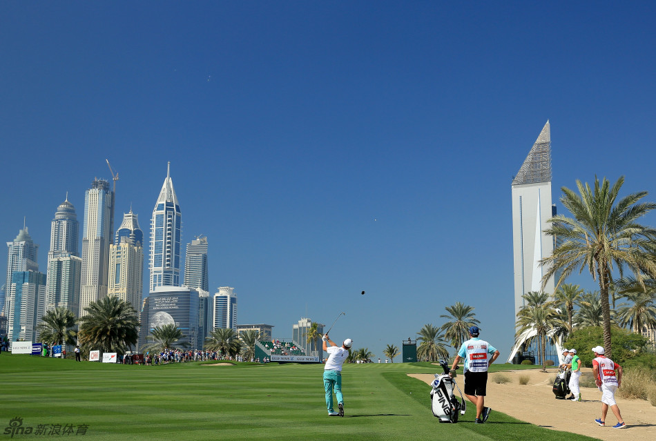 球手在沙坑中沉着挥杆救球，沙粒飞溅的瞬间充满力量感
