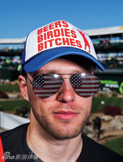 一位戴着绿色礼帽、面涂油彩的狂热球迷，正对镜头展示他夸张的爱国主题装扮