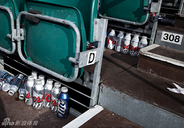 赛场边，堆积如山的金色啤酒罐在阳光下反射光芒，无声诉说着刚刚过去的激情一夜