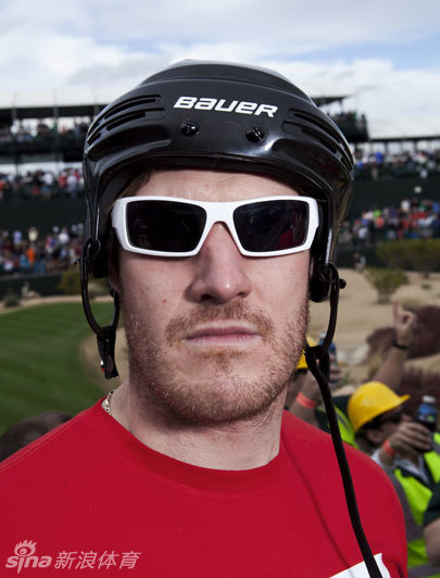 夕阳西下，球迷们仍聚集在果岭周围，屏息凝神观看球员推杆，沉浸于比赛的关键时刻