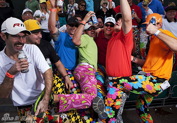 决赛落幕，工作人员开始清理场地，满地的啤酒罐见证了过去几日无与伦比的热情与欢腾