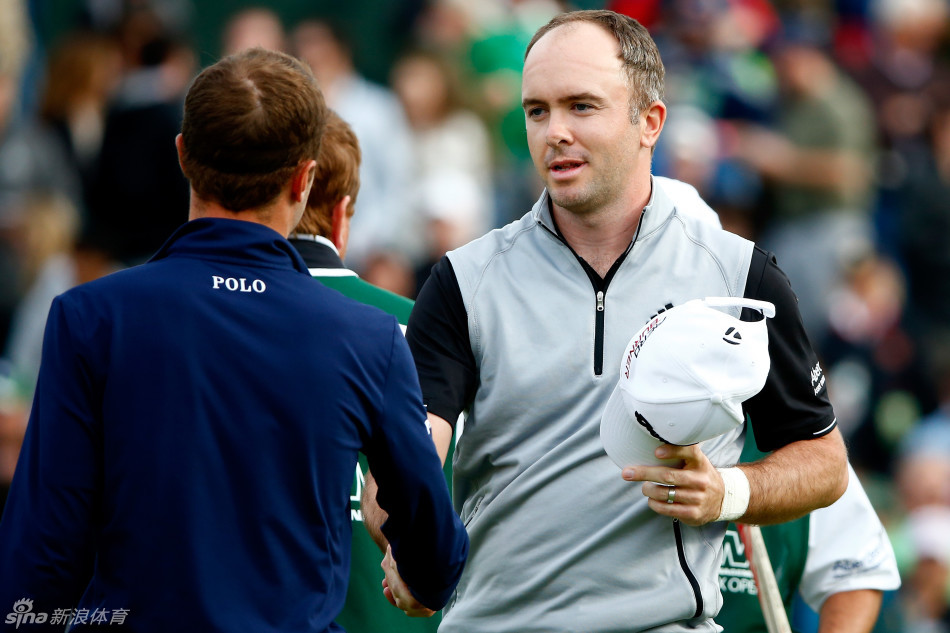 马丁·雷尔德在第十八洞果岭旁凝神观察推杆线路,神情专注,手握三杆领先优势的他正在为决赛轮做最后准备。