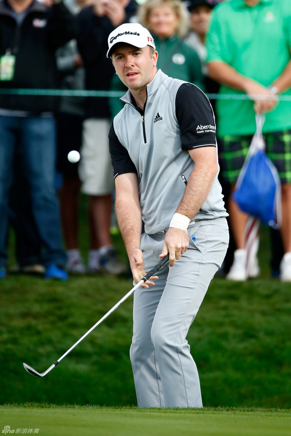 第十六洞看台人声鼎沸,色彩斑斓,球迷们翘首以盼,等待着下一个可能诞生奇迹的击球。