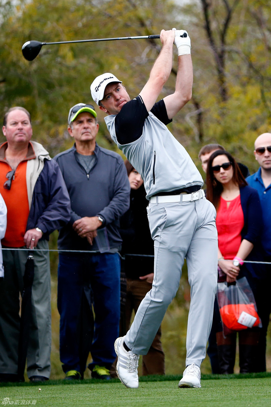 弗兰西斯科·莫利纳利在第十六洞一杆进洞后激动庆祝,背景中可以看到兴奋的观众和漫天的啤酒罐。