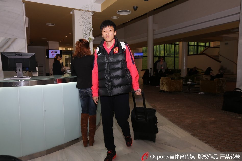 昔日广州恒大的将士们在西班牙暖阳下结束拉练，面对镜头露出灿烂笑容，彼时的荣耀与自信定格在这张充满回忆的老照片中。