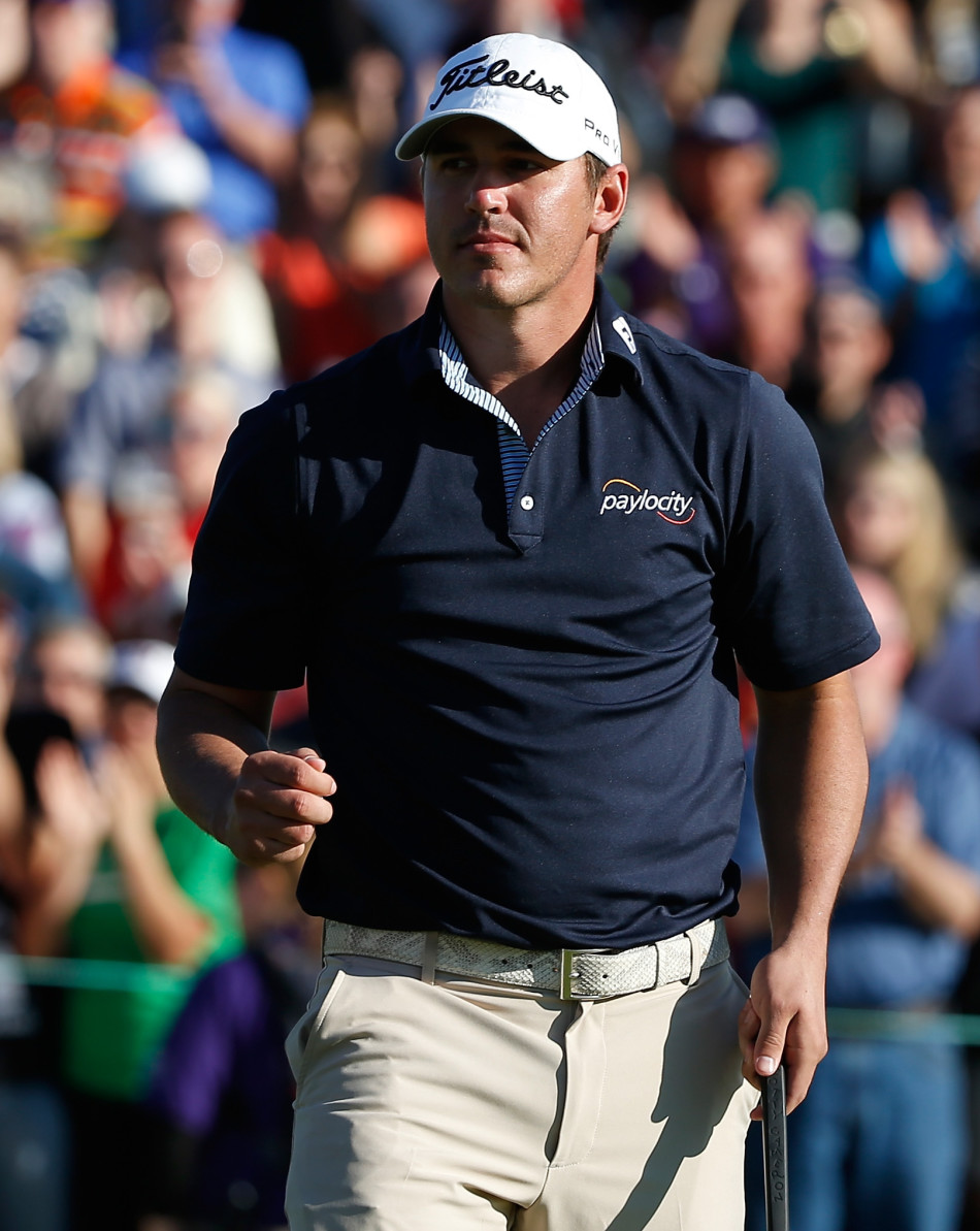 科普卡向支持他的球迷们挥手致谢,脸上洋溢着灿烂笑容,庆祝这来之不易的胜利。